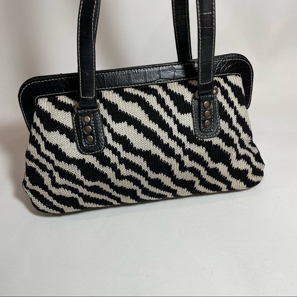 The Sak knit zebra shoulder bag 🦓 with snap closure 👛 and croc 🐊 leather - Picture 11 of 14